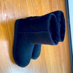 NEW never worn black classic short woman’s UGG size 10!